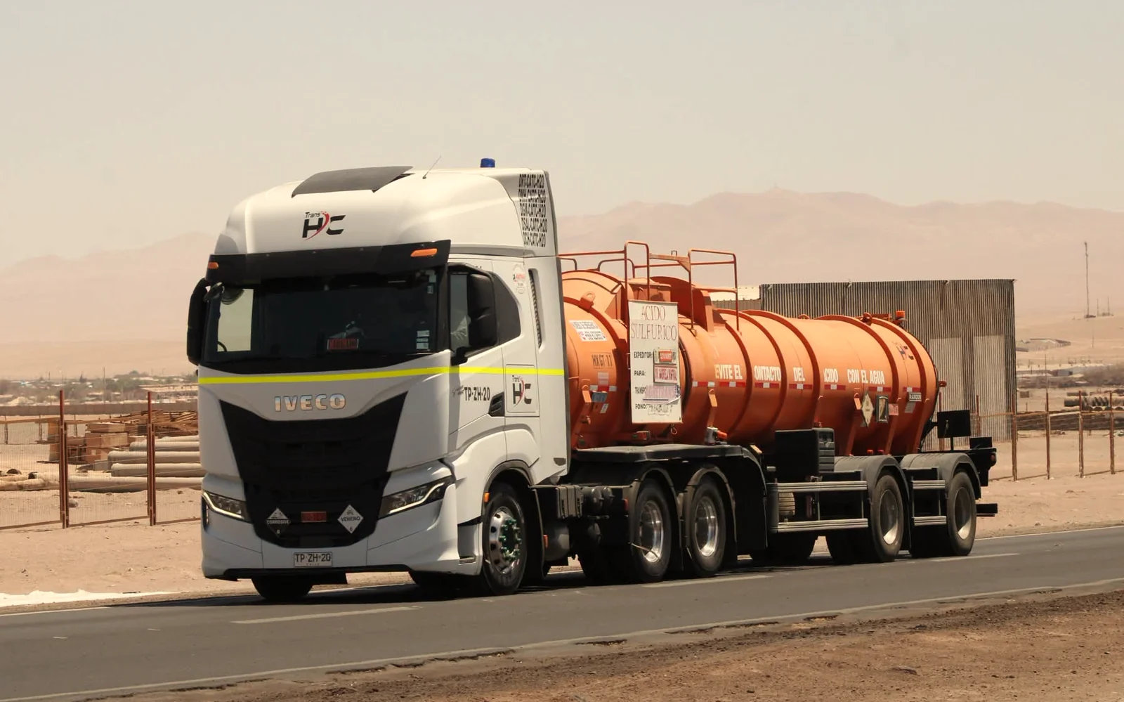 Camión de transporte de carga en una ruta del norte de Chile